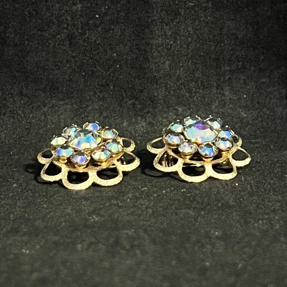 Vintage Pair Of Gold Tone Aurora Borealis Rhinestone Flower Brooches (3409) - Picture 5 of 9